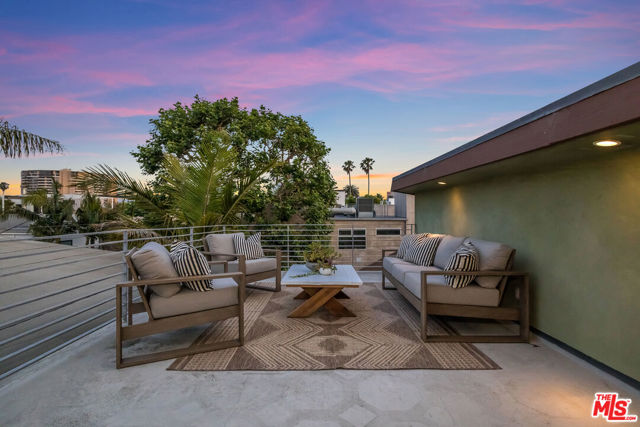 2336 Boone Avenue, Venice CA: https://media.crmls.org/mediaz/bec317e4-b750-45d9-ac59-110e421164d1.jpg