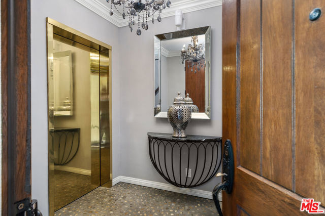 10023 Westwanda Drive, Beverly Hills CA: https://media.crmls.org/mediaz/bec3fe89-14bd-4ef2-a99e-22de754b5b5e.jpg
