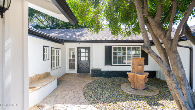 5726 Donna Avenue, Tarzana CA: https://media.crmls.org/mediaz/bec4e1bf-f6b1-427a-bf10-3b2941c651c3.jpg