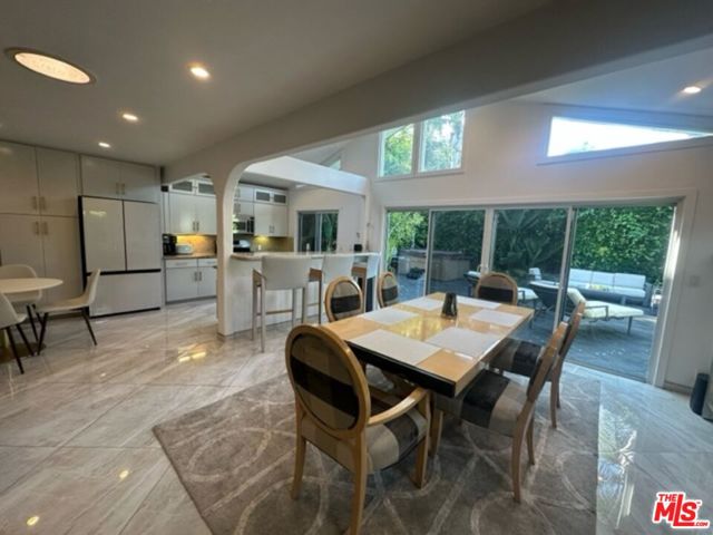 425 Sunridge Street, Playa del Rey CA: https://media.crmls.org/mediaz/bec5b89b-1d8e-42d8-9e39-0bd12629a6c5.jpg