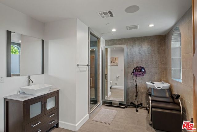 4733 Bonvue Avenue, Los Angeles CA: https://media.crmls.org/mediaz/bec5f930-50db-48d8-b983-b386e1d7e057.jpg