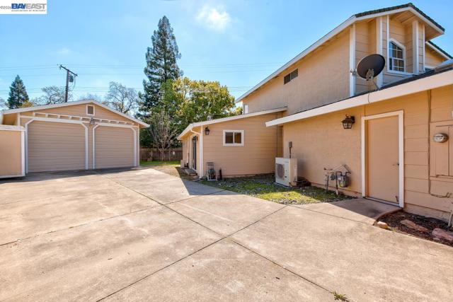 8524 Oak Harbour Ct, Fair Oaks CA: https://media.crmls.org/mediaz/bec65e38-b1ad-4a05-8f91-083825f397d5.jpg