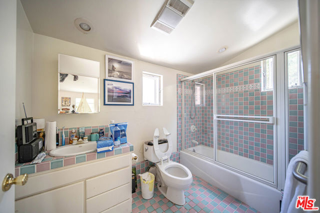 602 N Crescent Drive, Beverly Hills CA: https://media.crmls.org/mediaz/bec68ec5-8494-4f2b-a6c7-5e2b349b0aa0.jpg