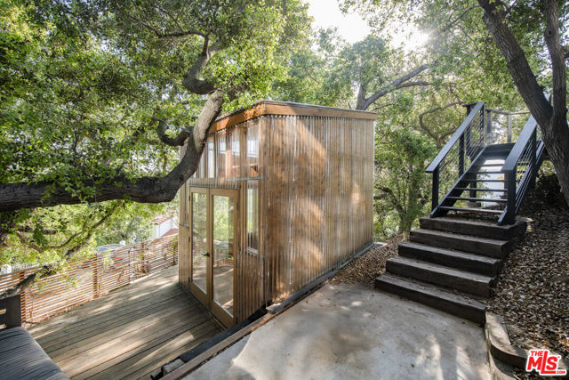 21960 Cereza Way, Topanga CA: https://media.crmls.org/mediaz/bec6ade3-2fa6-4a12-ab49-8aa6ba3a7b82.jpg