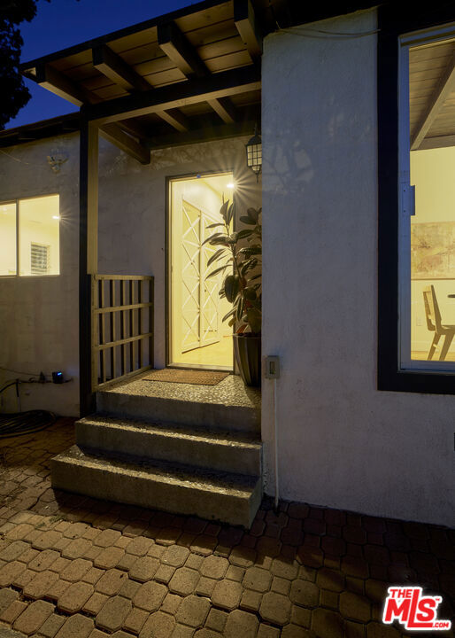 11764 Laurelcrest Drive, Studio City CA: https://media.crmls.org/mediaz/bec71c1f-bb1b-401f-a1a2-5c6c9e8fff53.jpg