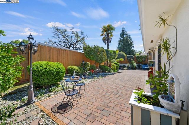 5720 San Juan Way, Pleasanton CA: https://media.crmls.org/mediaz/bec75750-9e6d-435d-8fb4-463d880e929b.jpg