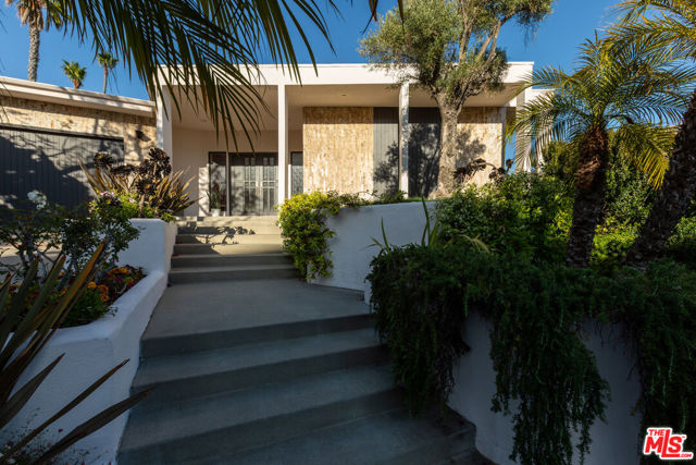 2224 Hercules Drive, Los Angeles CA: https://media.crmls.org/mediaz/bec75862-1f16-4376-866f-e76b0b7f7e57.jpg