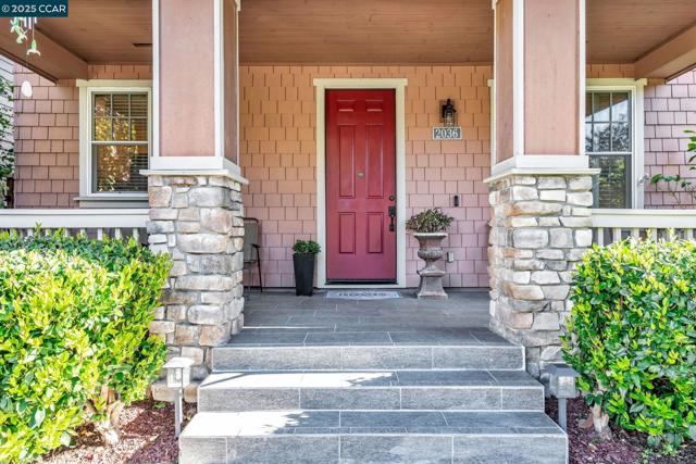 2036 Serra Ln, Hercules CA: https://media.crmls.org/mediaz/bec77dec-6587-41cc-8f67-02fa80610206.jpg