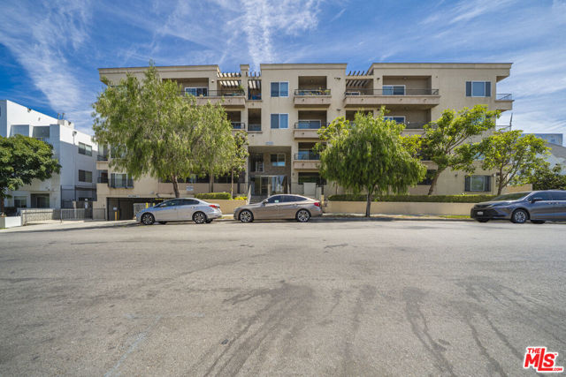 970 S St Andrews Place, Los Angeles CA: https://media.crmls.org/mediaz/bec84b3e-4662-49cc-860d-bffcbe025996.jpg