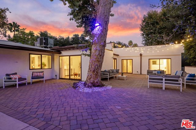 4745 Caritina Drive, Tarzana CA: https://media.crmls.org/mediaz/bec8b05c-6e15-4614-8b91-266c16791fd9.jpg