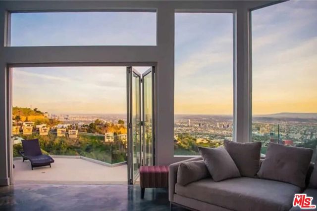 2183 Sunset Plaza Drive, Los Angeles CA: https://media.crmls.org/mediaz/bec8baee-5df0-4b2e-b331-17583a9f815d.jpg