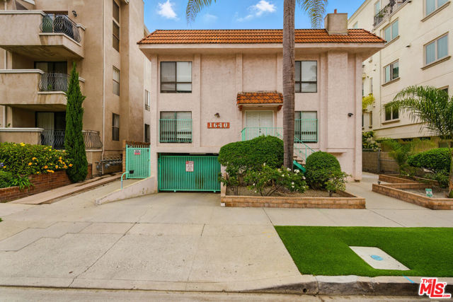 1640 S Bentley Avenue, Los Angeles CA: https://media.crmls.org/mediaz/bec9973e-f1f6-4ab5-a530-b80257fdc774.jpg