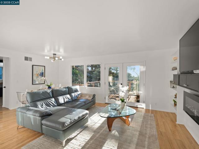 230 Fairlawn Dr, Berkeley CA: https://media.crmls.org/mediaz/bec9f161-4d59-45d9-a910-4fd6f579bce5.jpg