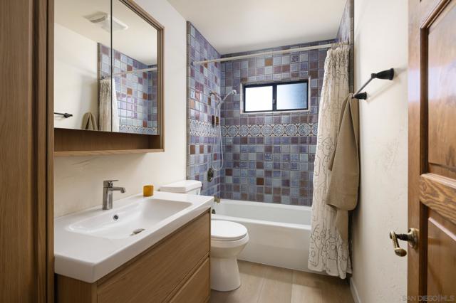 5615 Via Montellano, Bonsall CA: https://media.crmls.org/mediaz/beca1b30-c0cd-4bc5-9cff-61aeb4375283.jpg