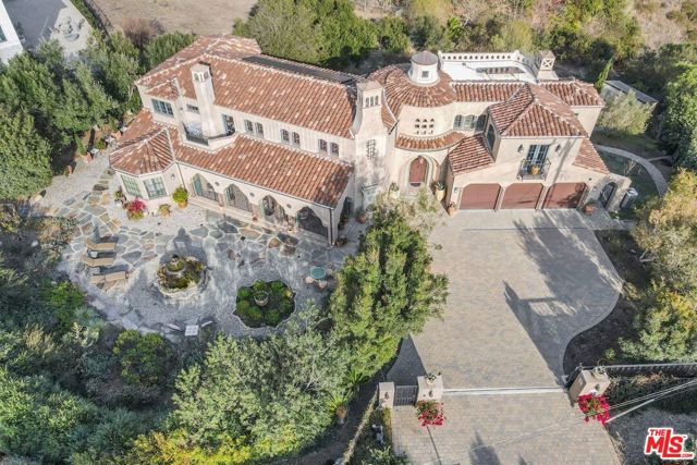29549 Harvester Road, Malibu CA: https://media.crmls.org/mediaz/beca6931-9b1a-4ca8-bb89-e51861ab5ffb.jpg