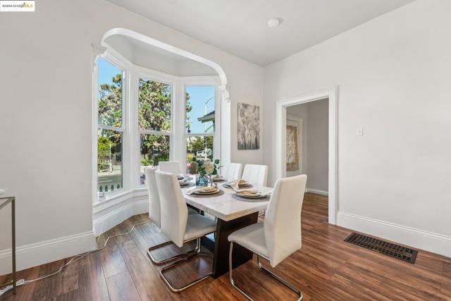1549 5Th Ave, Oakland CA: https://media.crmls.org/mediaz/becaa951-457d-42ef-8281-237f6824010b.jpg