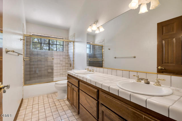 11395 Highridge Court, Camarillo CA: https://media.crmls.org/mediaz/becb2d1b-26a7-43b5-aec5-b2912b0297c3.jpg