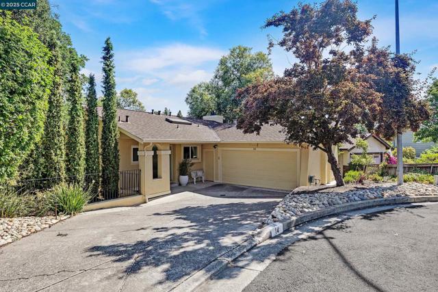 14 Saint Louis Ln, Pleasant Hill CA: https://media.crmls.org/mediaz/becb3ed4-5fcf-4e97-8bf3-35bd1c5b8451.jpg