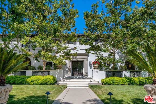 722 N Maple Drive, Beverly Hills CA: https://media.crmls.org/mediaz/beccbd5b-1b77-4cbb-917a-de77a2f51f9b.jpg