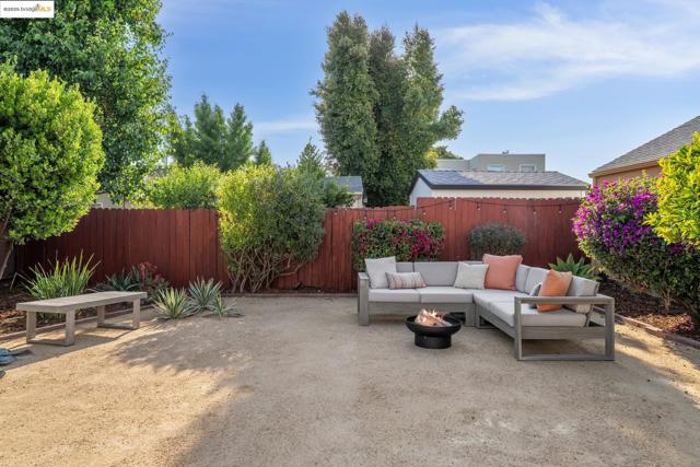 533 Lewis Ave, San Leandro CA: https://media.crmls.org/mediaz/beccf92a-d87a-41d3-bac5-d24aa256ef29.jpg