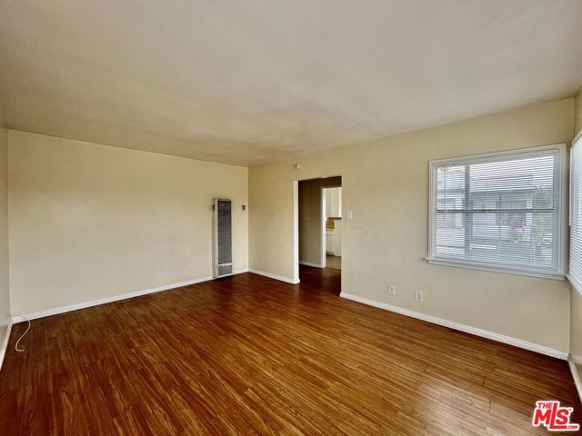 4424 1/2 Arlington Avenue, Los Angeles CA: https://media.crmls.org/mediaz/becd2e27-3eba-4820-ab4f-fc701464bd10.jpg