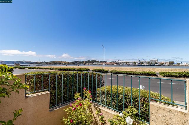 171 Nantucket Ln, Vallejo CA: https://media.crmls.org/mediaz/becd83db-af3f-4d64-9a0f-4af363b72568.jpg
