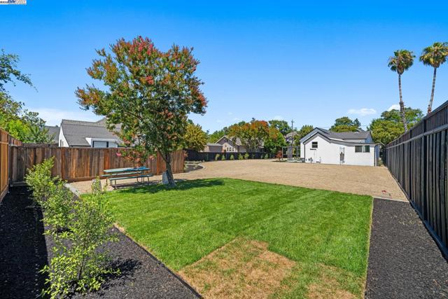 1038 Division St, Pleasanton CA: https://media.crmls.org/mediaz/becdde93-dbc8-46b7-bac6-e1e11db0be8e.jpg