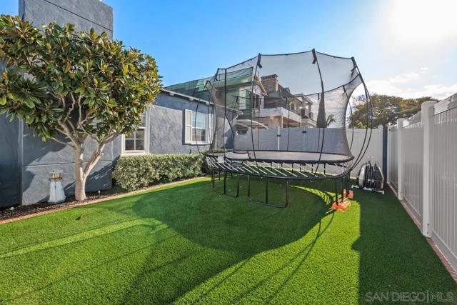 800 3rd St, Coronado CA: https://media.crmls.org/mediaz/bece6fac-3888-4a44-9d89-3f672f2dbf6c.jpg