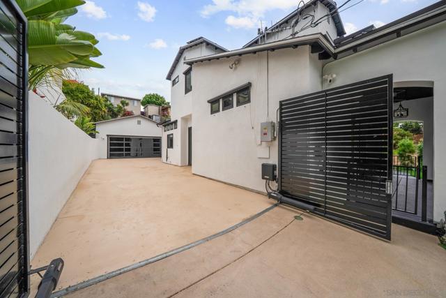 3160 Goldfinch St, San Diego CA: https://media.crmls.org/mediaz/becec5d6-efaf-48c7-b5b7-d95705d9ae6e.jpg