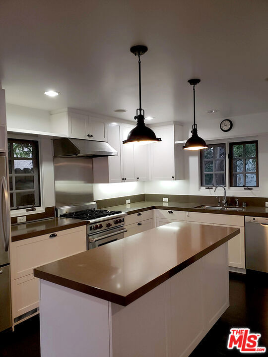 921 16th Street, Santa Monica CA: https://media.crmls.org/mediaz/becf12bc-2099-4177-90a2-ffc03e5643c1.jpg