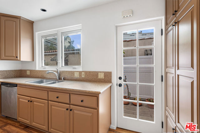 931 S Ogden Drive, Los Angeles CA: https://media.crmls.org/mediaz/bed01c37-af55-4176-8c77-0830bfdedd54.jpg