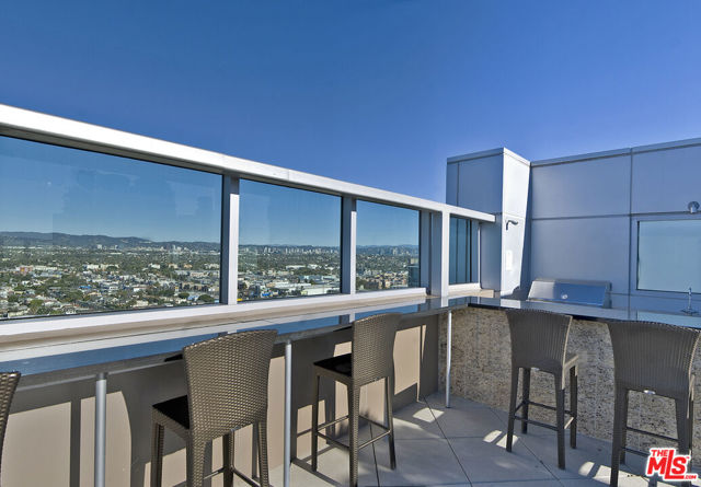 13700 Marina Pointe Drive, Marina del Rey CA: https://media.crmls.org/mediaz/bed2752e-ee1d-4d6f-bfde-6213911a0453.jpg