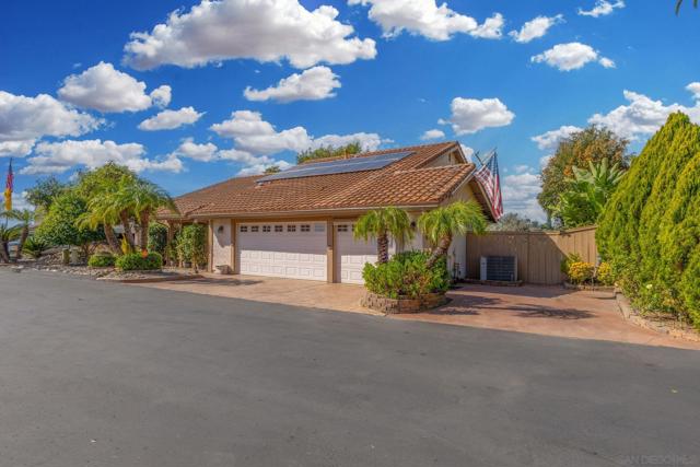 1363 Timberpond Dr, El Cajon CA: https://media.crmls.org/mediaz/bed2bda1-49ea-414f-a617-572277cce441.jpg