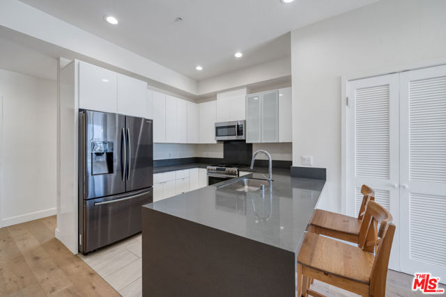 105 S Mariposa Avenue, Los Angeles CA: https://media.crmls.org/mediaz/bed30b9c-7665-40ed-a386-52b916d421e5.jpg