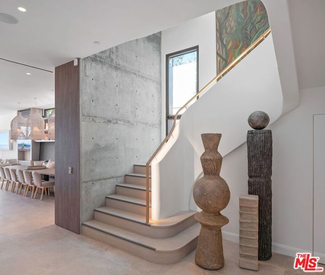 938 -940 Palisades Beach Road, Santa Monica CA: https://media.crmls.org/mediaz/bed39e33-8d56-4636-a555-ed33682393da.jpg