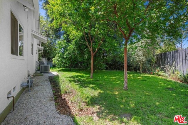 6827 Bianca Avenue, Lake Balboa CA: https://media.crmls.org/mediaz/bed4e39f-42bc-41a8-a923-cbf37a13a7f2.jpg