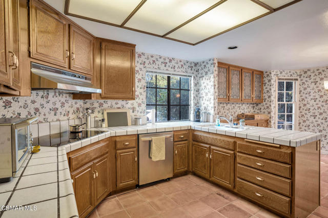 3008 Shadow Brook Lane, Westlake Village CA: https://media.crmls.org/mediaz/bed580d0-a2aa-44e4-9003-743eeffd1f58.jpg