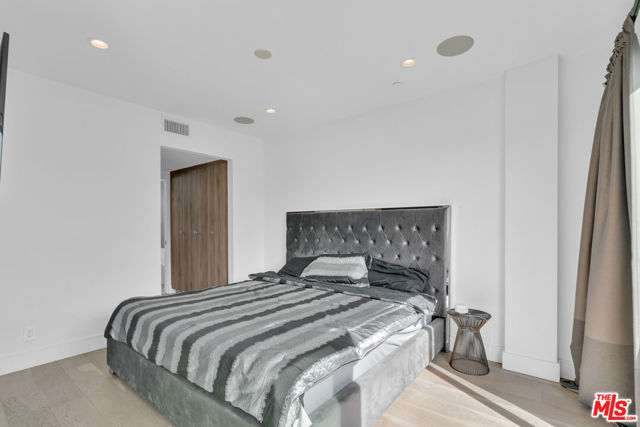 1447 1/4 N Martel Avenue, Los Angeles CA: https://media.crmls.org/mediaz/bed5f986-0029-4f81-94f8-5dee75c6060a.jpg