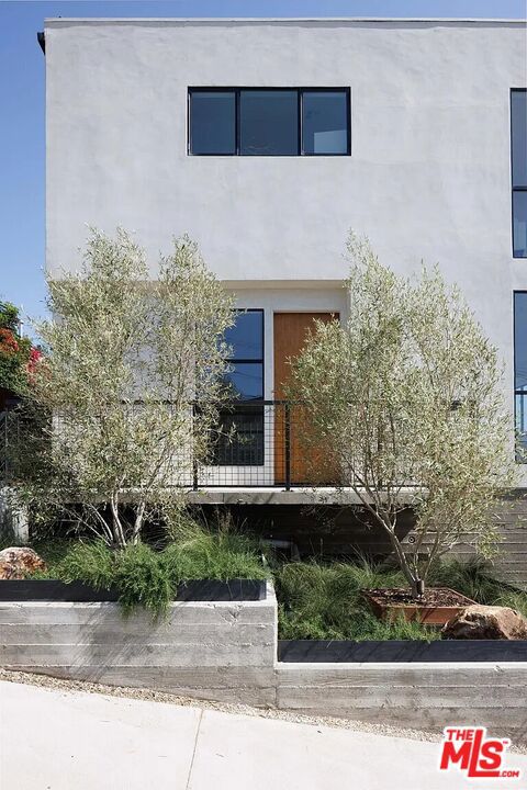 1624 Micheltorena Street, Los Angeles CA: https://media.crmls.org/mediaz/bed61cfa-8420-47c0-9e3e-b209bfdce82b.jpg