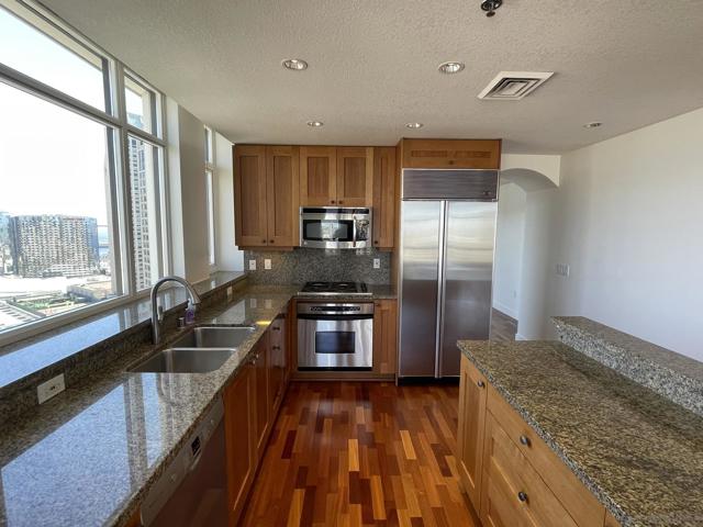 700 W Harbor, San Diego CA: https://media.crmls.org/mediaz/bed6da08-604c-4606-8e12-0a50cd74abee.jpg