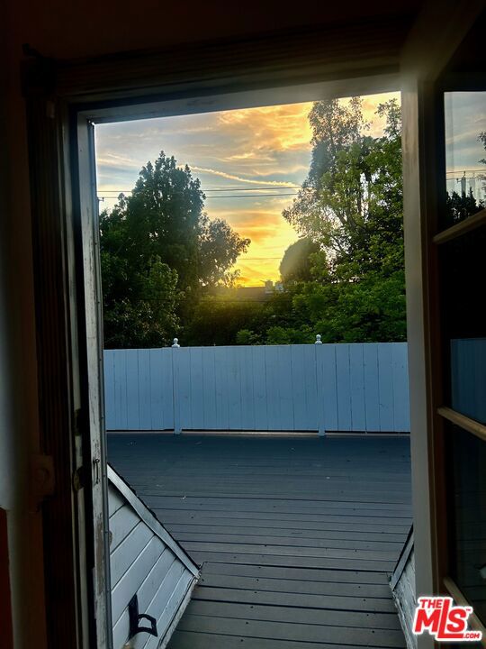 https://media.crmls.org/mediaz/bed73676-40b7-44cd-9bae-f6920a52e4ff.jpg?preset=X-Large