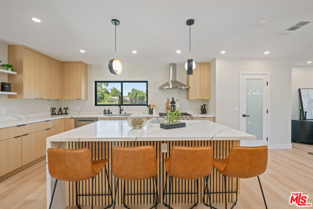 23442 Burbank Boulevard, Woodland Hills CA: https://media.crmls.org/mediaz/bed7dc3d-0d86-4ef2-a0e9-02d47e206ab8.jpg