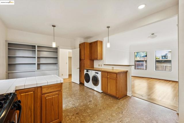 1521 Josephine St, Berkeley CA: https://media.crmls.org/mediaz/bed85344-4f7c-4fe9-8ba2-ab0aefd447b2.jpg