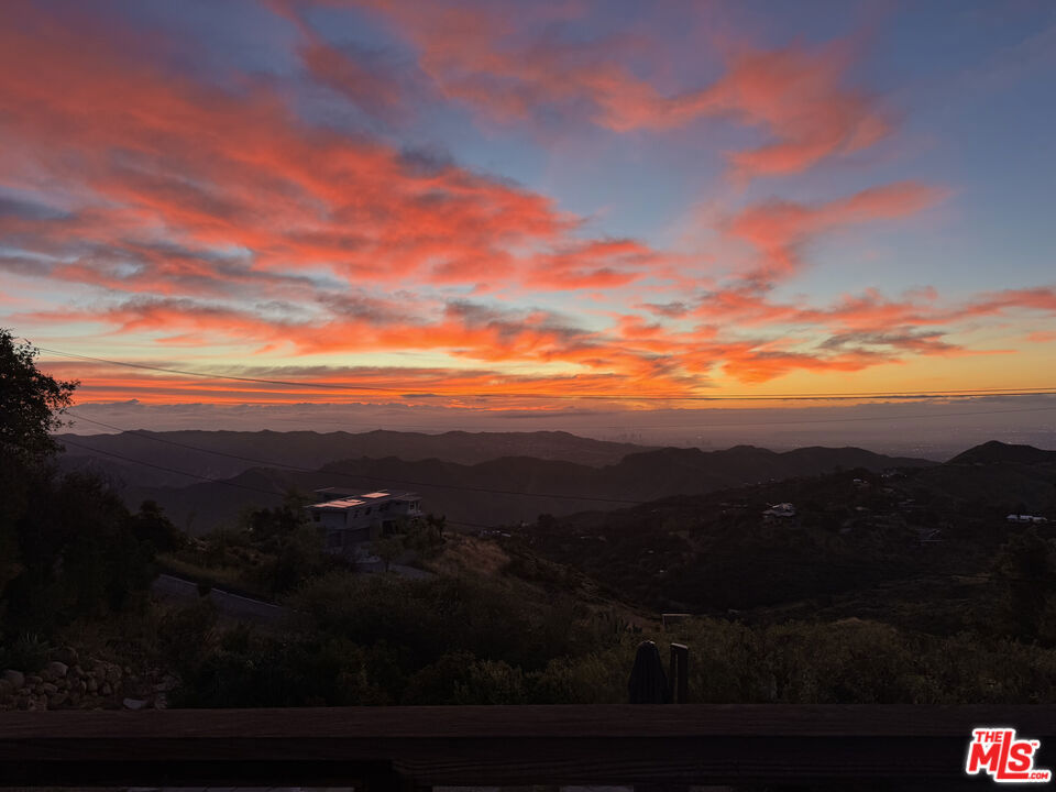 https://media.crmls.org/mediaz/bed88e48-accd-417c-8f14-e0ddf9cf74ac.jpg?preset=X-Large