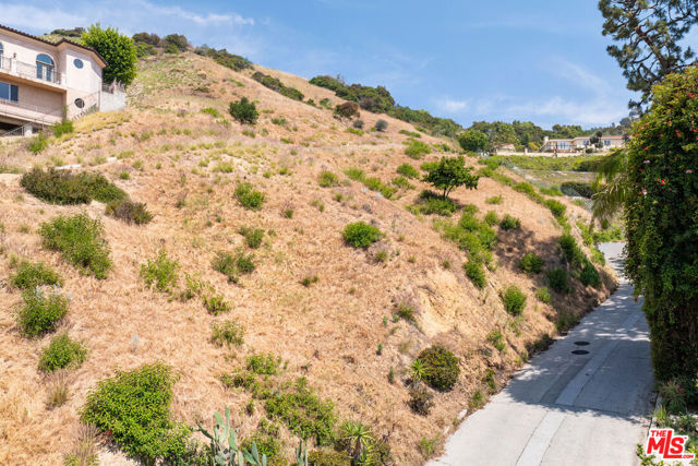 2521 Nottingham Avenue, Los Angeles CA: https://media.crmls.org/mediaz/bed8d1b3-5421-4b68-8cf6-fbe6f5ac7755.jpg