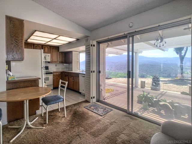 2552 Wind River Rd, El Cajon CA: https://media.crmls.org/mediaz/bed8f800-23ed-4248-9493-e49b52057330.jpg