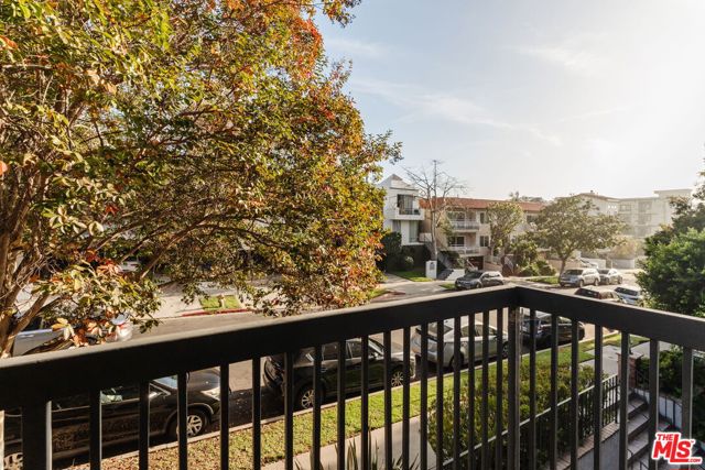 11737 Darlington Avenue, Los Angeles CA: https://media.crmls.org/mediaz/bed97139-fb14-4720-a549-d2b279a00e08.jpg