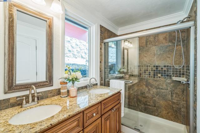 18698 Cull Canyon Rd, Castro Valley CA: https://media.crmls.org/mediaz/beda3dc3-f1ab-40fb-b180-4b5d580bf061.jpg