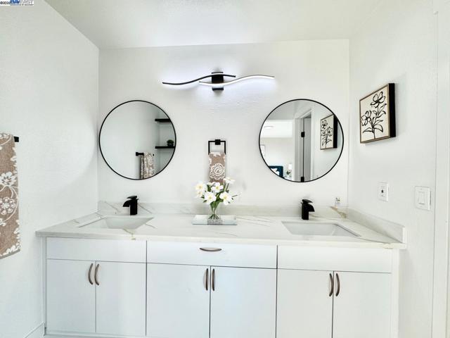 20595 Center St, Castro Valley CA: https://media.crmls.org/mediaz/bedbcdce-2671-4e18-b4e7-1ee64f76906f.jpg