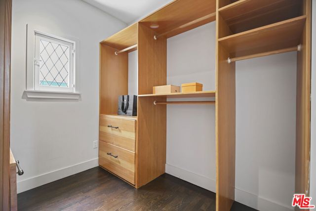 1210 Cabrillo Avenue, Venice CA: https://media.crmls.org/mediaz/bedbf190-a241-4875-9448-c2533b9d124f.jpg